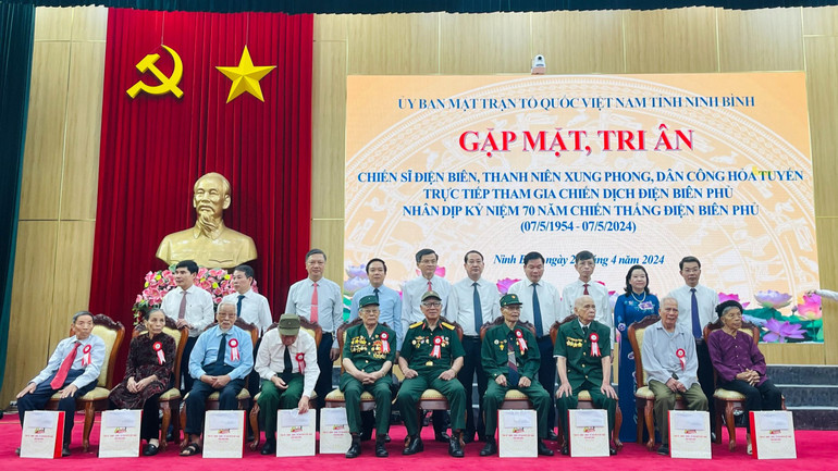 Lãnh đạo tỉnh Ninh Bình chụp ảnh lưu niệm với các chiến sĩ Điện Biên, thanh niên xung phong, dân công hỏa tuyến.