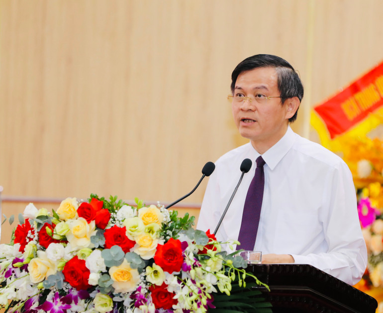 Đồng chí Đoàn Minh Huấn, Ủy viên Trung ương Đảng, Bí thư Tỉnh ủy Ninh Bình phát biểu tại phiên khai mạc (Ảnh: Đức Lam)