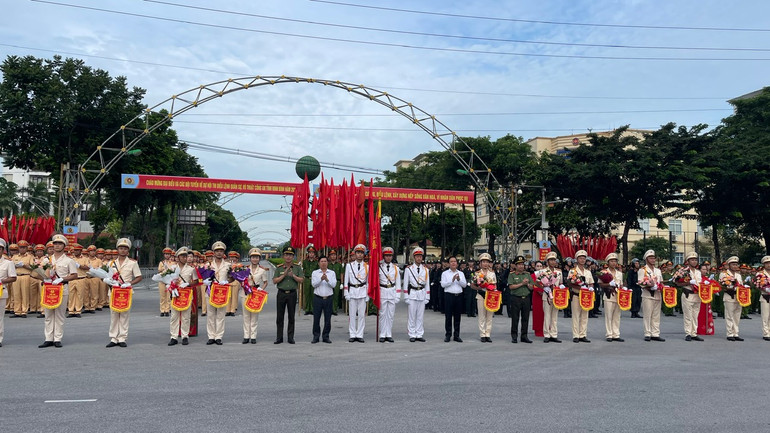 Lãnh đạo tỉnh Ninh Bình trao cờ lưu niệm cho các đội thi. (Ảnh: Xuân Trường)