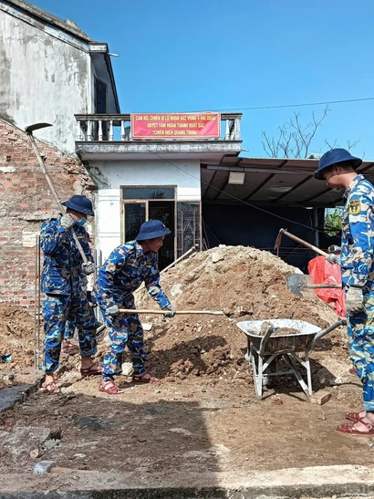 Đội xây dựng Lữ đoàn 682, Vùng 4 Hải quân tranh thủ thời tiết thuận lợi, tích cực làm việc để sớm hoàn thiện công trình.