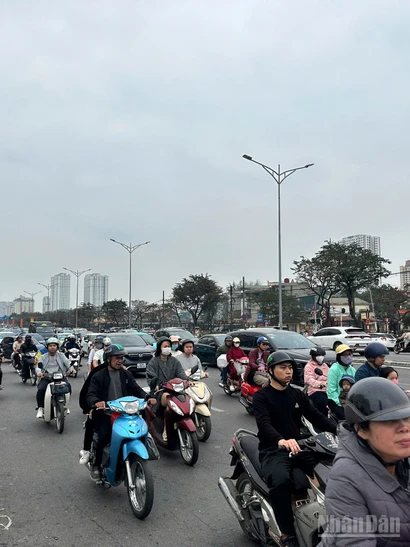 [Ảnh] Người dân tấp nập về quê, cửa ngõ Thủ đô đông đúc những ngày cuối năm