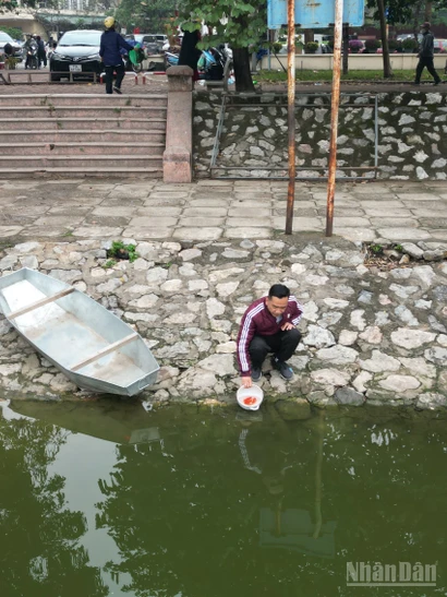 [Ảnh] Hà Nội: Người dân thả cá chép văn minh, không xả túi nylon trong ngày tiễn ông Công, ông Táo