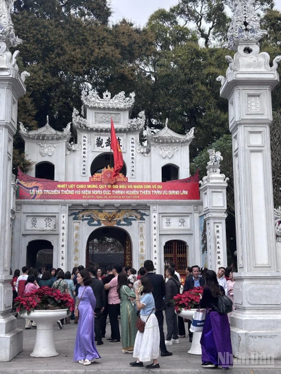 [Ảnh] Người dân Hà Nội nô nức đi lễ chùa đầu năm 