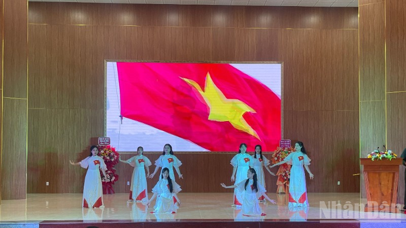 Các đơn vị biểu diễn tiết mục văn nghệ.