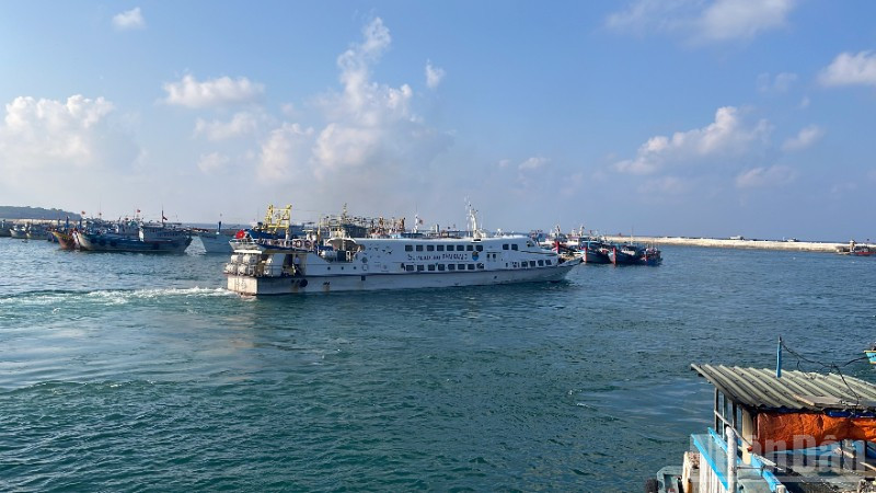 Các tàu cao tốc tạm ngưng hoạt động.