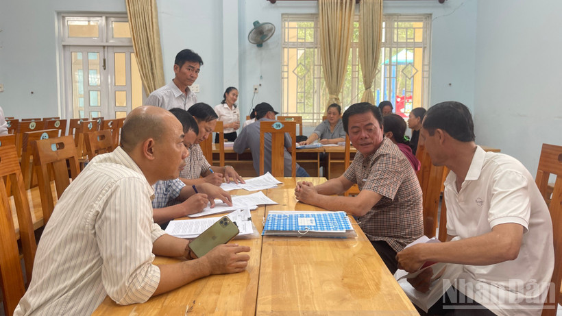 Người dân đến làm thủ tục để nhận tiền đền bù.