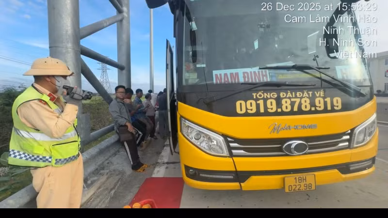 Xe khách bị bắt giữ.