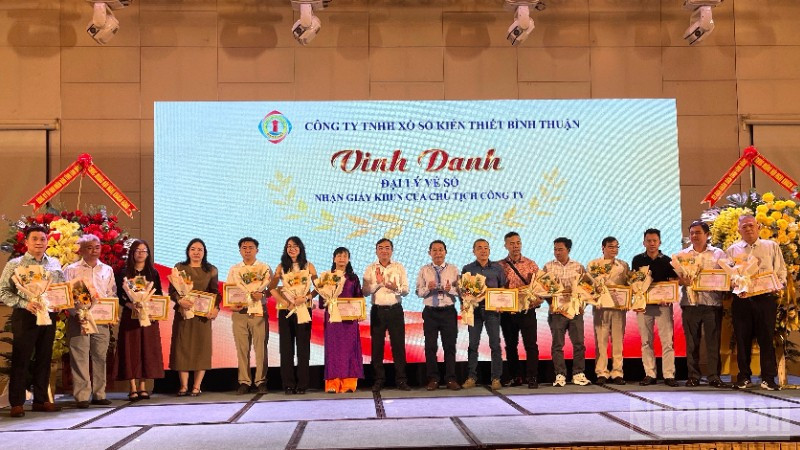 Công ty trao bằng khen cho các đại lý.