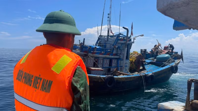 Tổ tuần tra Đồn Biên phòng Thanh Hải phối hợp Hải đội 2 bắt tàu cá vi phạm.