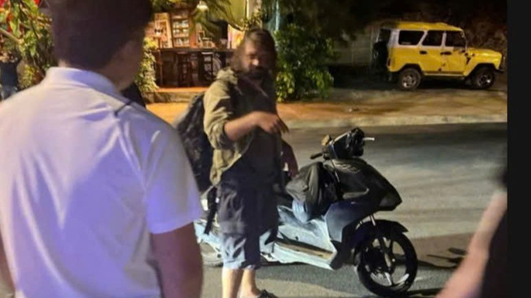 Du khách nước ngoài đâm chiến sĩ Công an bị thương.