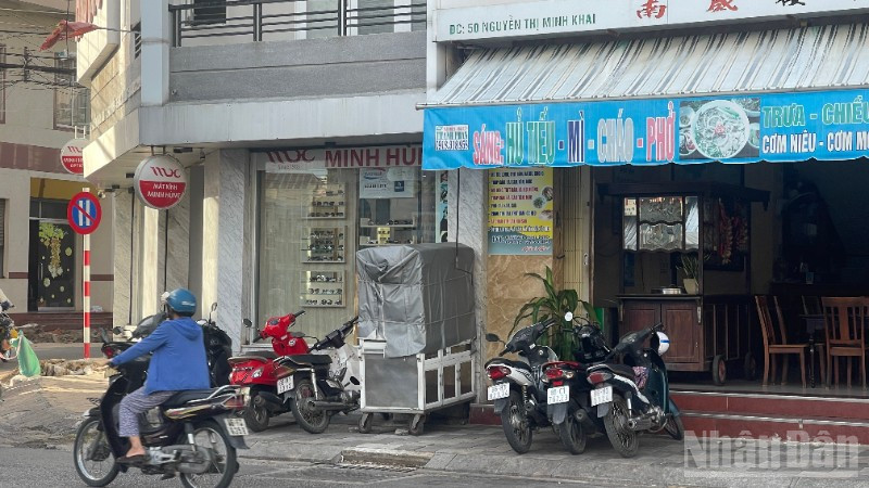 Xe bánh mì gây ngộ độc gần 100 người.