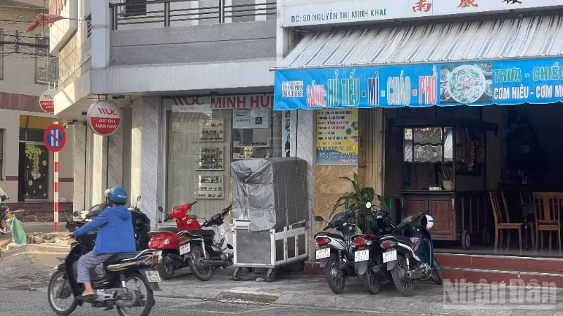 Xe bánh mì gây ngộ độc gần 100 người.