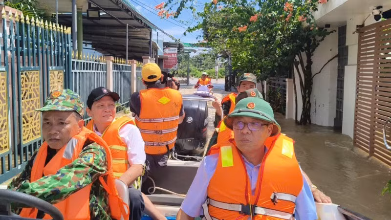 Phó Chủ tịch Ủy ban nhân dân tỉnh Lâm Đồng Nguyễn Minh đến trực tiếp địa phương bị ảnh hưởng.