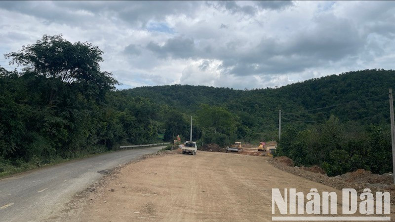 Quốc lộ 28B đoạn qua xã Phan Sơn.