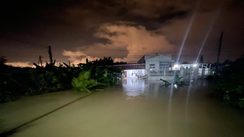 Nhiều nhà bị ngập sâu trong đêm 30/10.