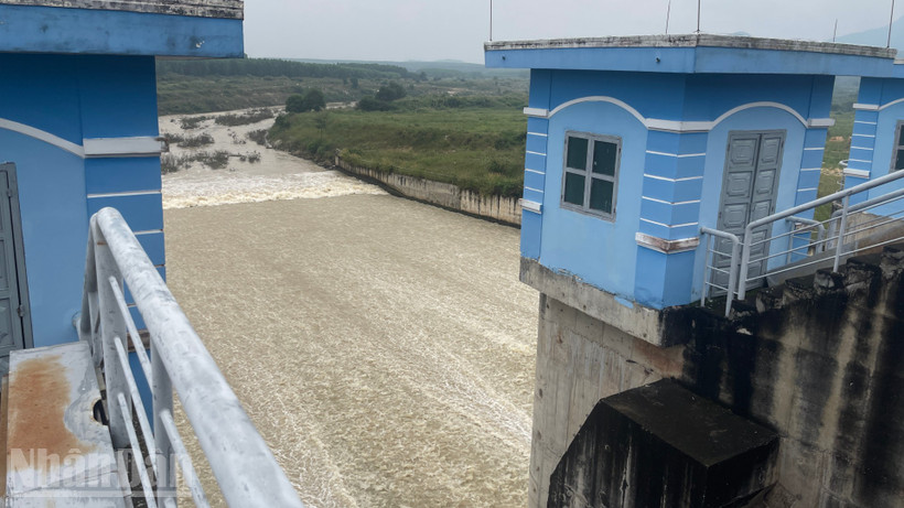 Hồ sông Dinh 3 (xã Tân Hải) đang xả lũ.