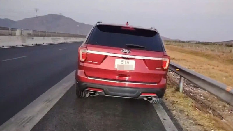 Tài xế dừng trên cao tốc để ngủ