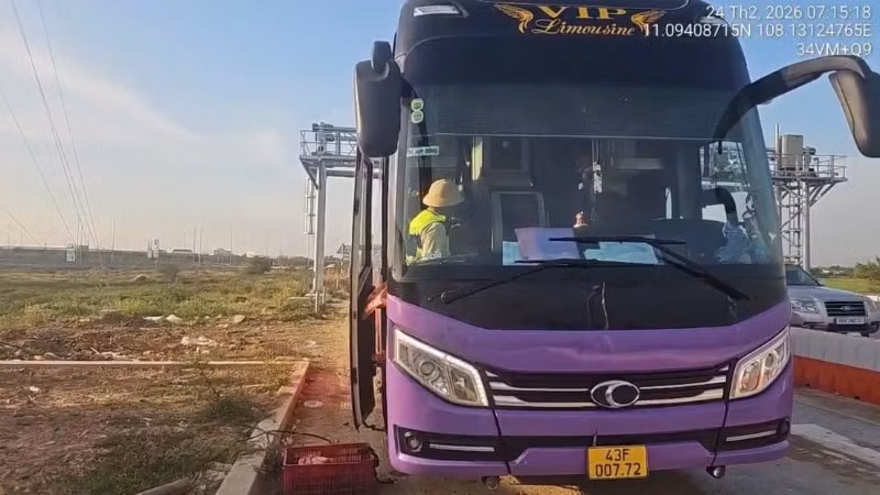 Xe khách vi phạm chở quá 3 người so với quy định.