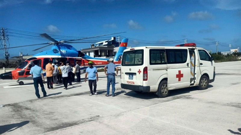 Một hộ dân trên đảo Phú Quý thuê trực thăng gần 0,5 tỷ đồng để chở người cấp cứu.