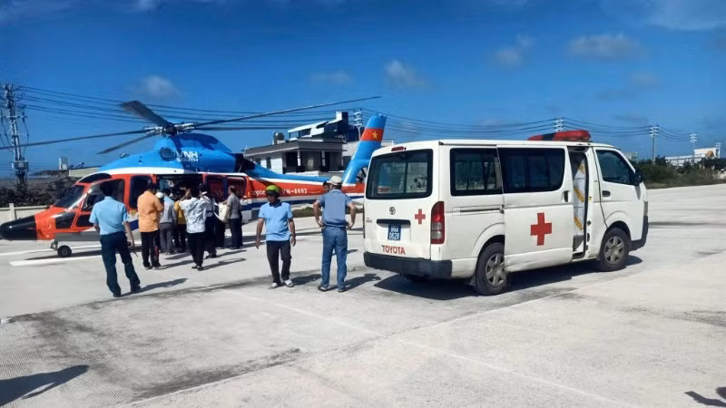 Một hộ dân trên đảo Phú Quý thuê trực thăng gần 0,5 tỷ đồng để chở người cấp cứu.