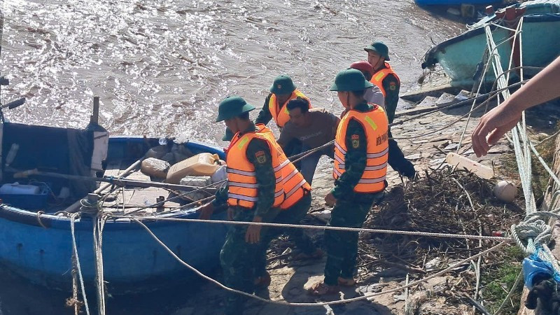 Bộ đội biên phòng hỗ trợ ngư dân kéo tàu lên.