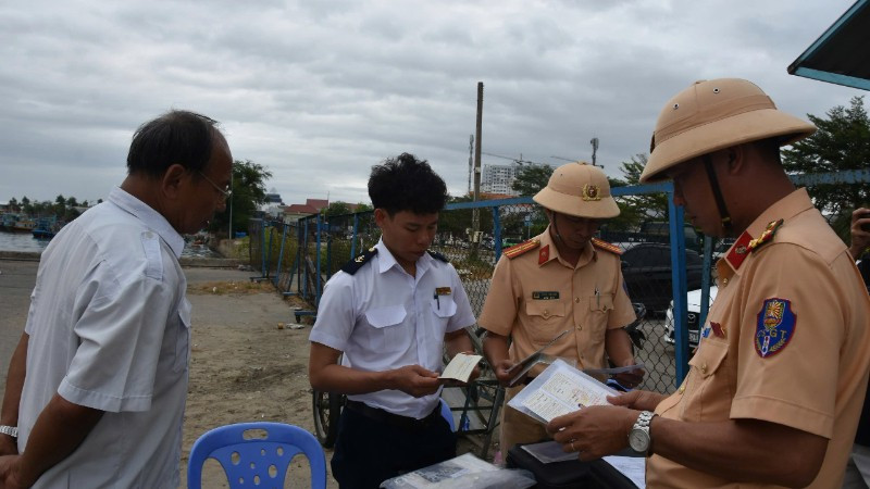 Cảnh sát giao thông kiểm tra giấy tờ các tàu cao tốc.