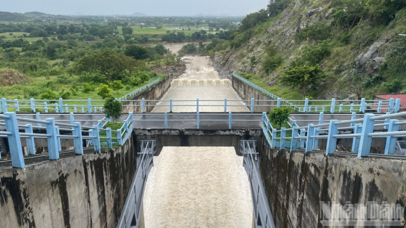 Hồ Sông Quao đang xả lũ.