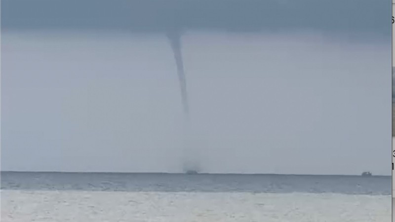 Vòi rồng xuất hiện ngoài biển Lâm Đồng.