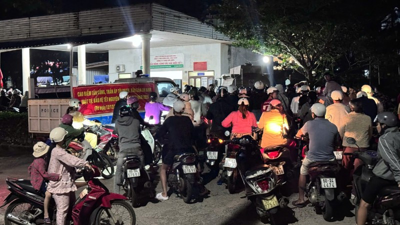 Quân đội tạm ứng 29.000 lít xăng cho đảo Phú Quý Người dân chờ đổ xăng.