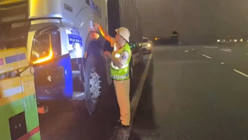 Cảnh sát giao thông kiểm tra xe container.