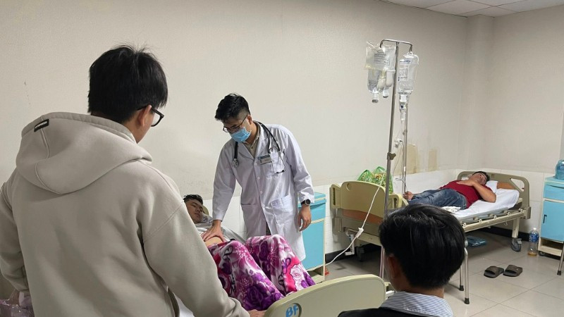 Các bệnh nhân bị ngộ độc nằm điều trị tại bệnh viện.