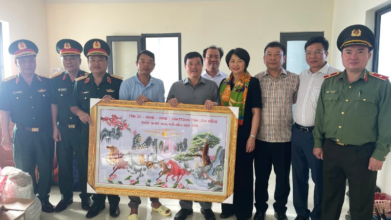 Đoàn công tác đã ra thăm Điểm cơ sở A6-Hòn Hải thuộc Đặc khu Phú Quý.