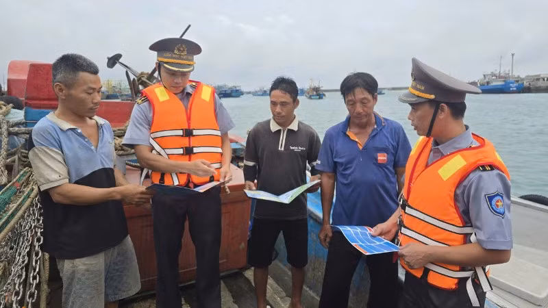 Lực lượng kiểm ngư tuyên truyền cho ngư dân tại Đặc khu Phú Quý.