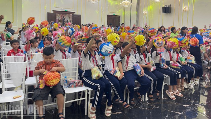 Các em thiếu nhi tham gia chương trình.