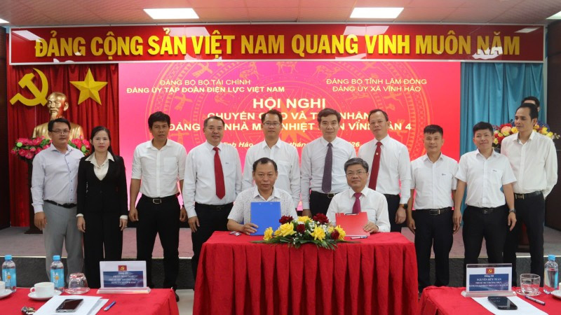 Đại diện Ban Tổ chức, Đảng ủy EVN và Ban Xây dựng Đảng, Đảng ủy xã Vĩnh Hảo ký biên bản bàn giao, tiếp nhận Đảng bộ Nhà máy Nhiệt điện Vĩnh Tân 4.