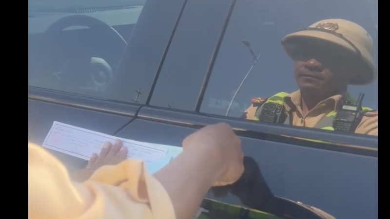 Cảnh sát giao thông dán niêm phong để tạm giữ phương tiện.