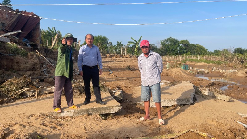 Sở Xây dựng khảo sát con đường bê tông của khu phố Kim Bình bị hư hỏng, chia cắt các hộ dân.