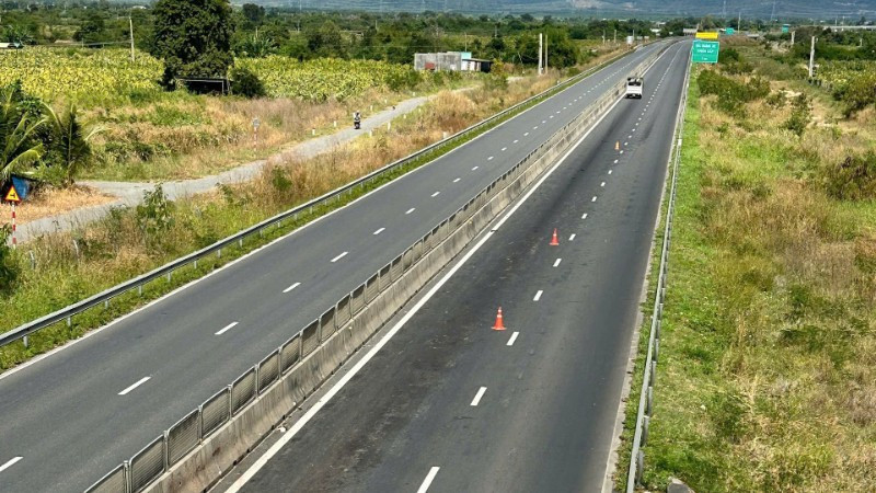 Hiện trường vụ việc với vết máu kéo dài.