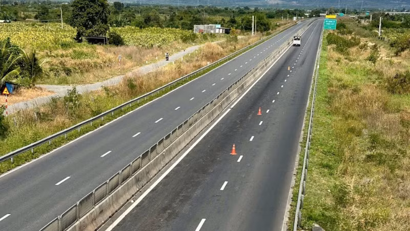 Hiện trường vụ việc với vết máu kéo dài.