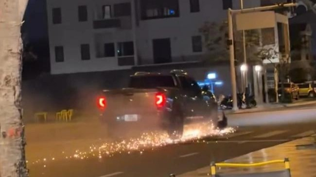 Ô-tô kéo lê xe máy.