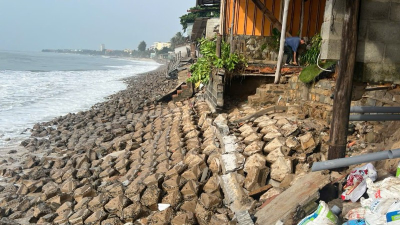 Nhiều quán có công trình lấn chiếm bờ kè buộc phải tháo dỡ.