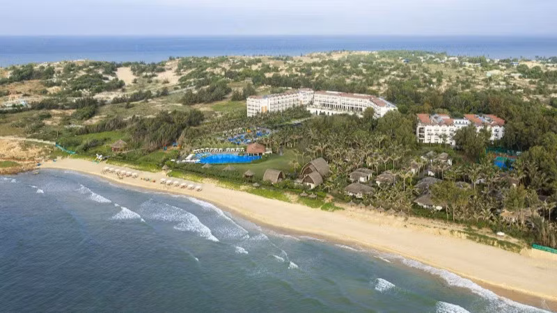 Khu nghỉ dưỡng Muine bay (phường Mũi Né) nhìn từ trên cao.