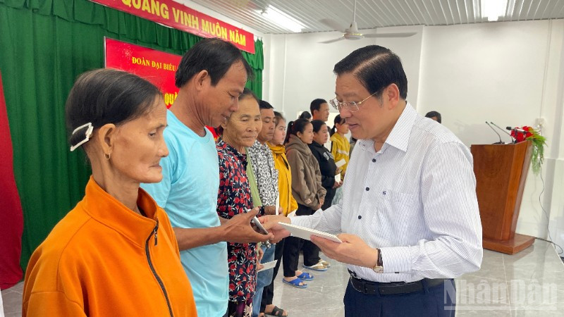 Đồng chí Phan Đình Trạc, Ủy viên Bộ Chính trị, Trưởng Ban Nội chính Trung ương, tặng quà người dân xã Hàm Thuận.