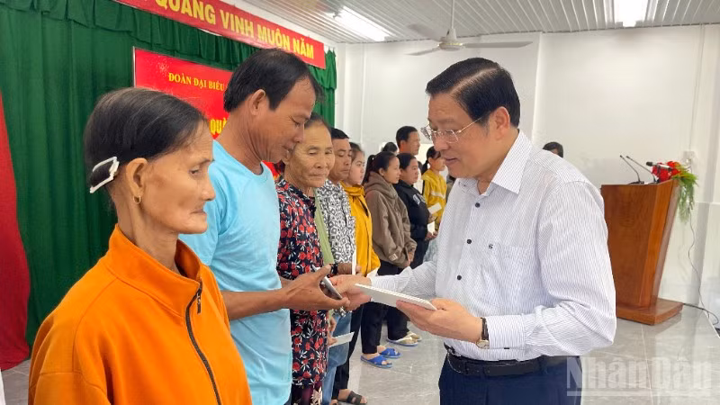 Đồng chí Phan Đình Trạc, Ủy viên Bộ Chính trị, Trưởng Ban Nội chính Trung ương, tặng quà người dân xã Hàm Thuận.