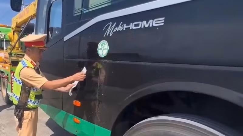 Xe khách vi phạm bị tạm giữ 7 ngày.