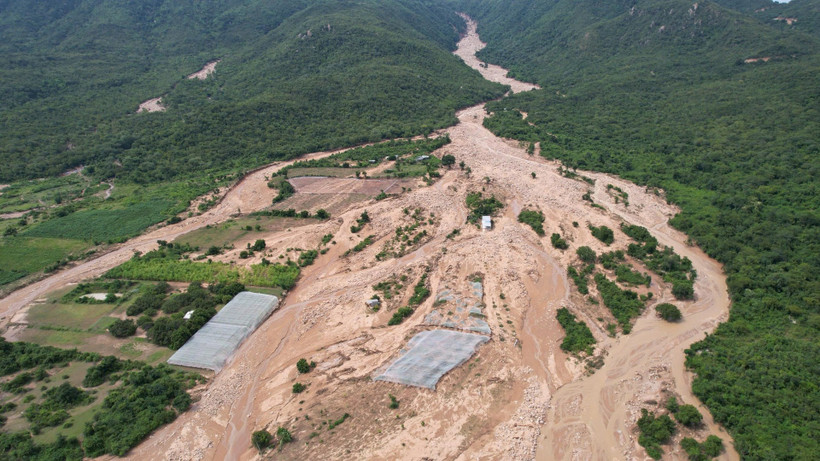 Nước từ hồ nghi bị vỡ trên thượng nguồn chảy xuống các thôn.