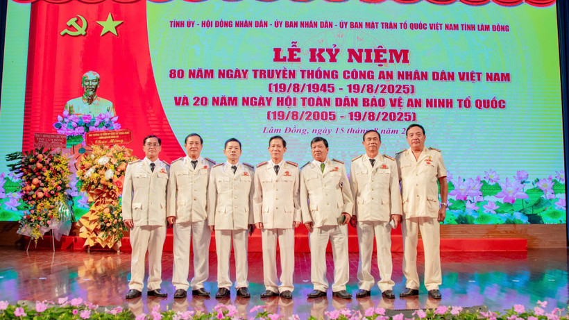 Đại tá Nguyễn Ngọc Anh (Ngoài cùng bên phải) tại Lễ kỷ niệm 80 năm Ngày truyền thống Công an nhân dân.