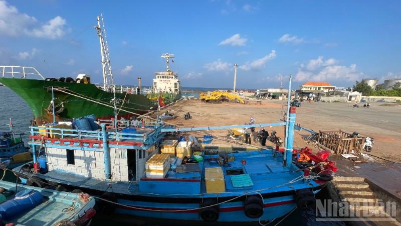 Do sóng lớn, gió mạnh nên các tàu hàng không thể chở nhiên liệu ra phục vụ người dân trên đảo.