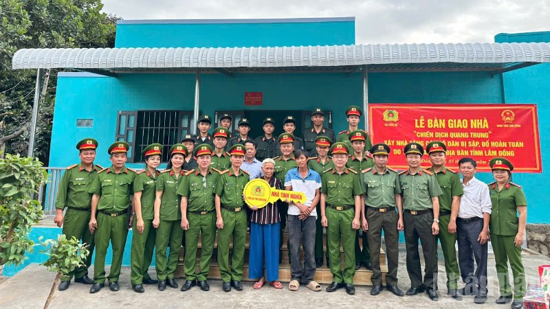 Bà Nguyễn Thị Sáng (thôn Phú Thành) bên căn nhà mới.