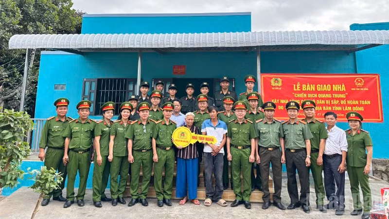 Bà Nguyễn Thị Sáng (thôn Phú Thành) bên căn nhà mới.